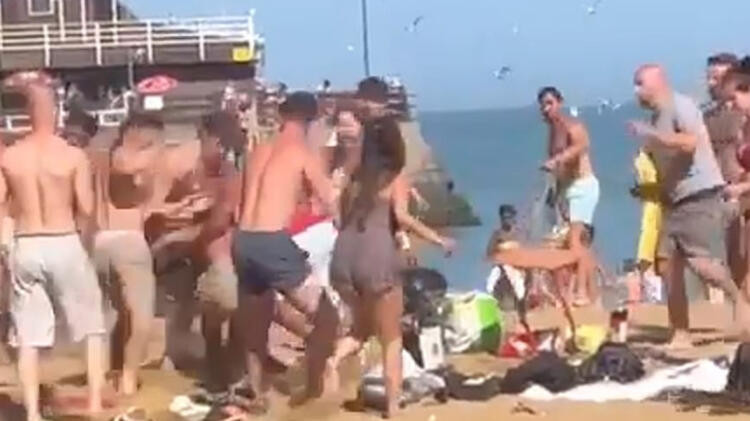 İngiltere’de plajda sosyal mesafe kavgası!