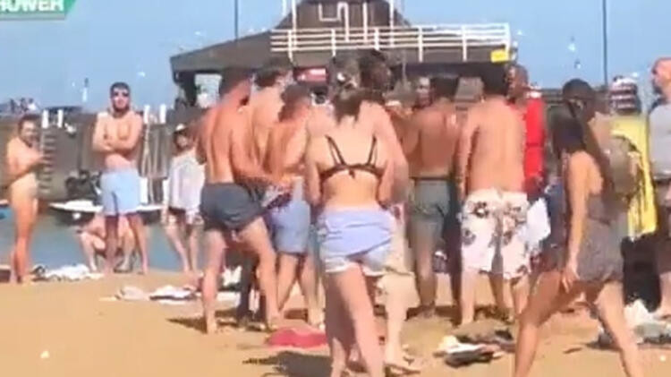 İngiltere’de plajda sosyal mesafe kavgası!