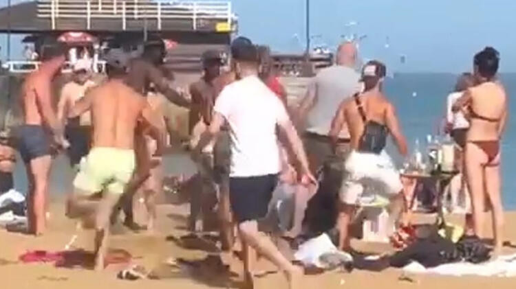 İngiltere’de plajda sosyal mesafe kavgası!