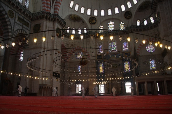 Camilerde ''cuma namazına'' hazırlık böyle görüntülendi