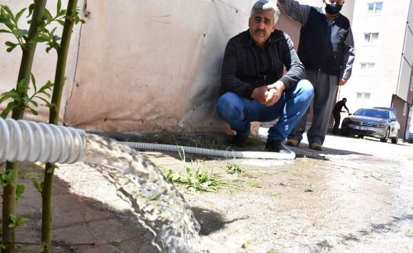 Sitenin bahçesinden kaynak suyu çıktı