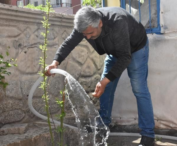 Sitenin bahçesinden kaynak suyu çıktı