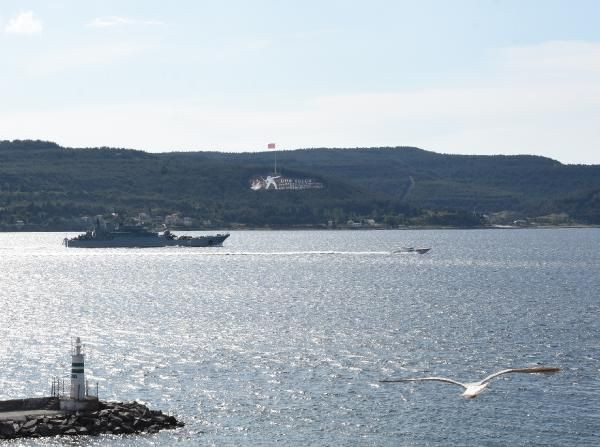 Rus savaş gemisi Çanakkale Boğazı'ndan geçti