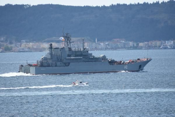 Rus savaş gemisi Çanakkale Boğazı'ndan geçti
