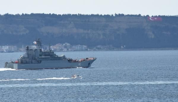 Rus savaş gemisi Çanakkale Boğazı'ndan geçti