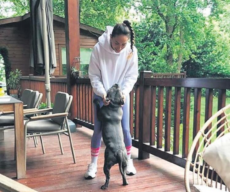 Ünlü çift bayramı Kıvanç Tatlıtuğ'un evinde geçirdi