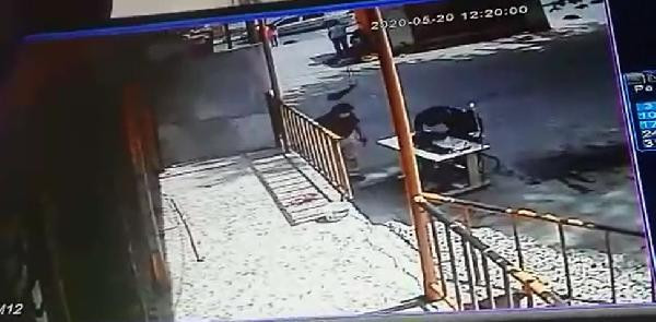Vincin kancası kafasına düştü! Dehşet anları kamerada
