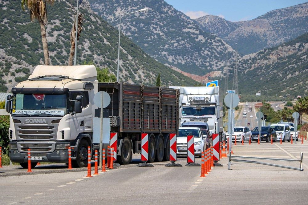 Antalya girişinde uzun araç kuyruğu oluşturdular!