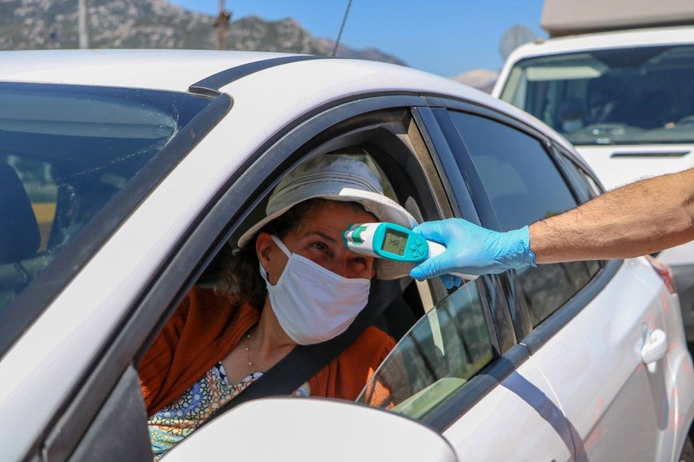 Antalya girişinde uzun araç kuyruğu oluşturdular!
