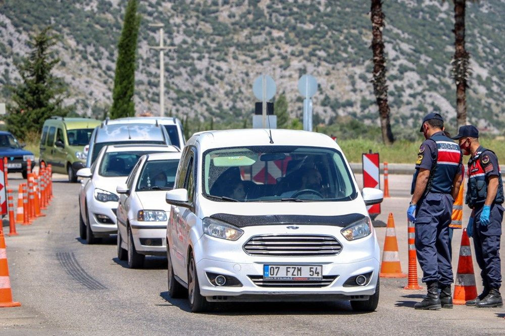 Antalya girişinde uzun araç kuyruğu oluşturdular!