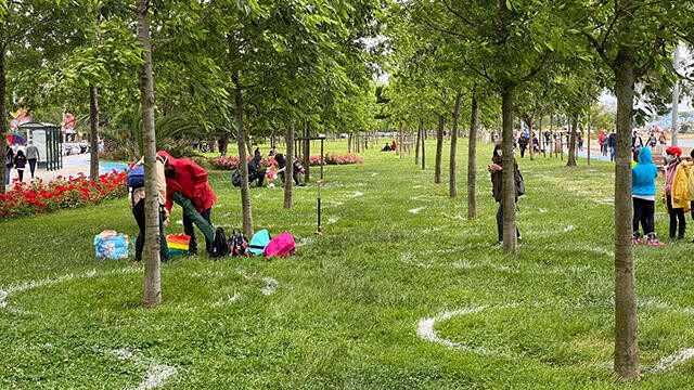 Caddebostan'da çocuklar sosyal mesafe çemberlerinde zaman geçirdi