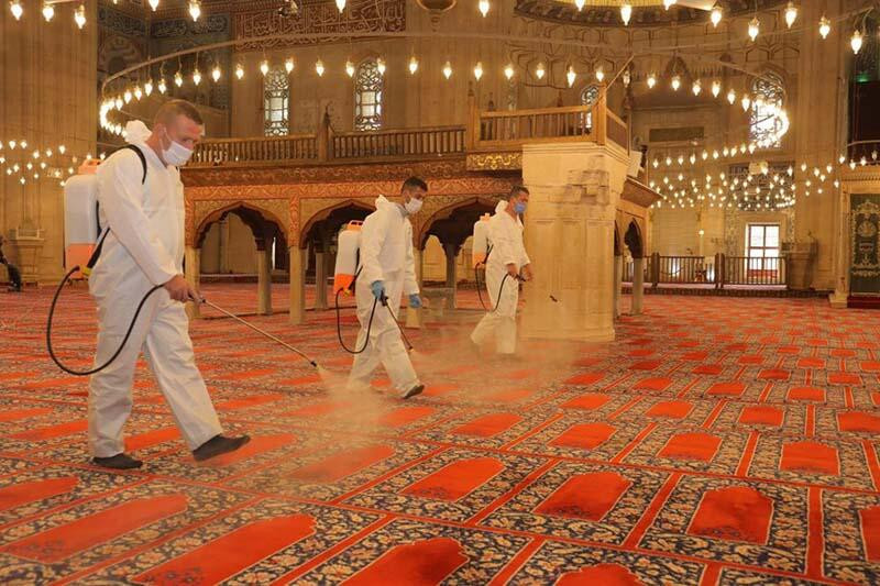Koronavirüs nedeniyle kapatılan camiler cuma namazına hazırlanıyor