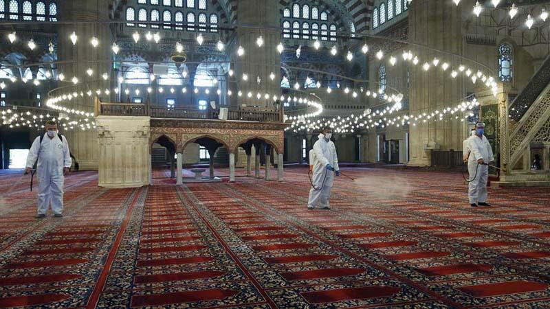 Koronavirüs nedeniyle kapatılan camiler cuma namazına hazırlanıyor