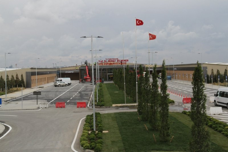 Yeşilköy’deki pandemi hastanesinin tabelası asıldı