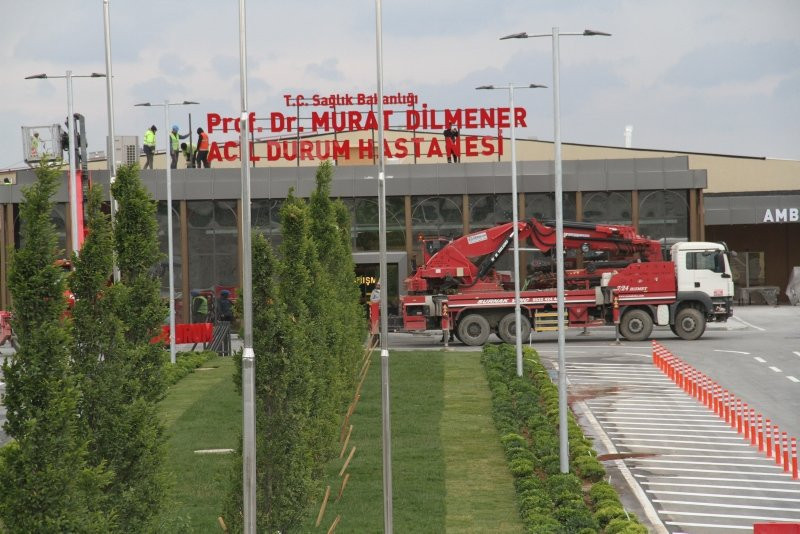 Yeşilköy’deki pandemi hastanesinin tabelası asıldı