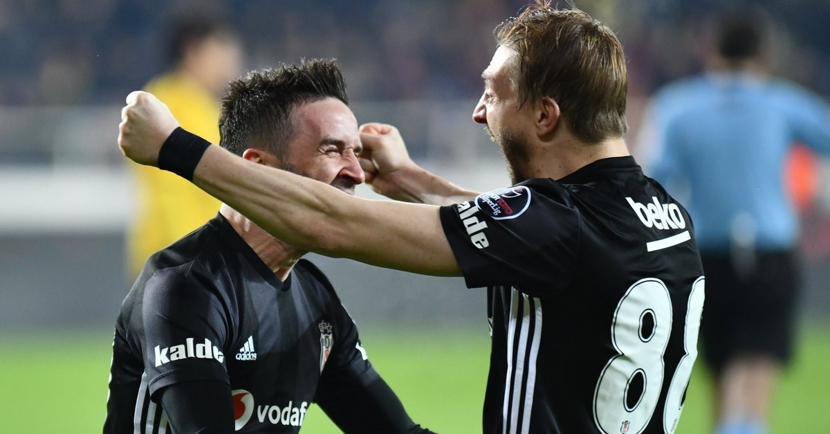 Fenerbahçe ezeli rakibin yıldızının peşinde