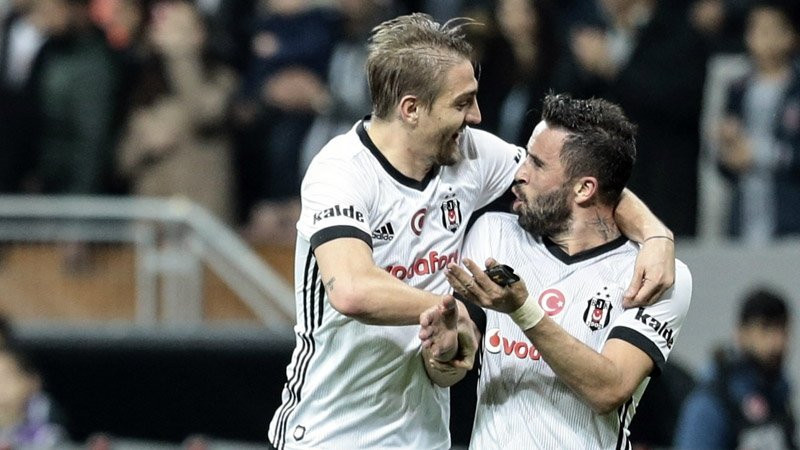 Fenerbahçe ezeli rakibin yıldızının peşinde