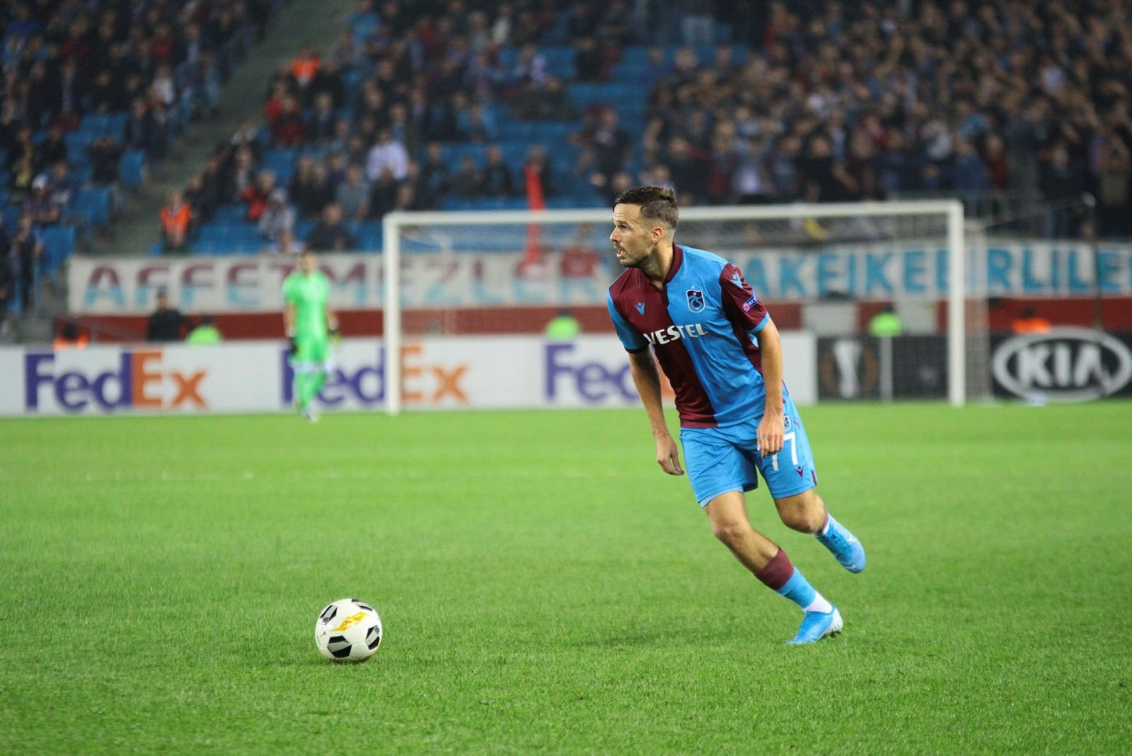 Gineli yıldız Trabzonspor'u sosyal medyadan takibe aldı!