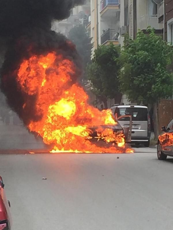 Seyir halindeki otomobil alev alev yandı, 2 araç da hasar gördü