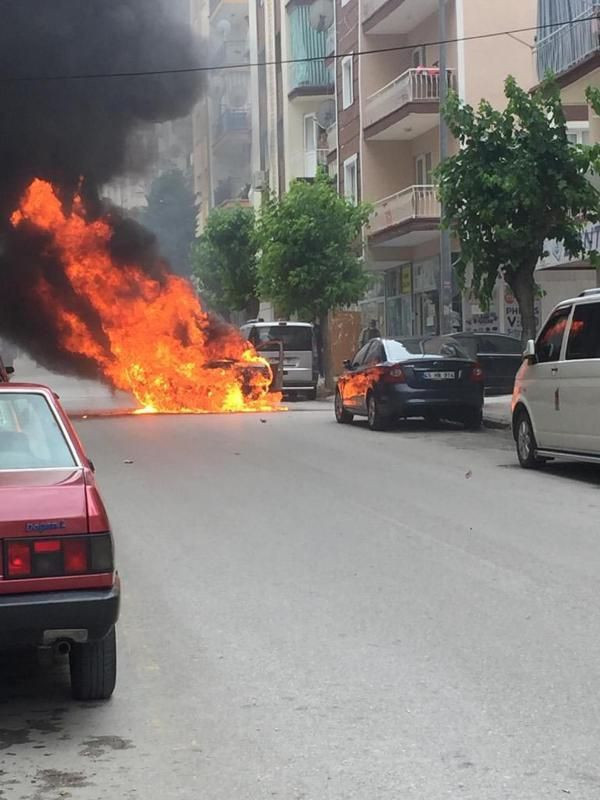 Seyir halindeki otomobil alev alev yandı, 2 araç da hasar gördü