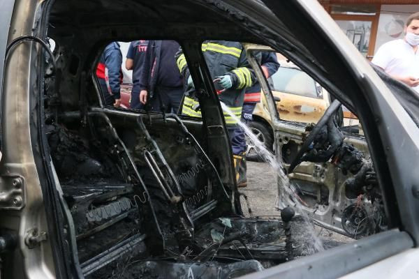 Seyir halindeki otomobil alev alev yandı, 2 araç da hasar gördü