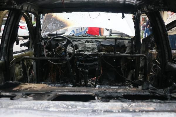 Seyir halindeki otomobil alev alev yandı, 2 araç da hasar gördü