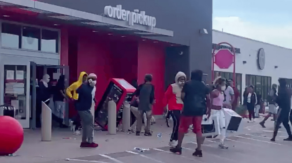 Korkunç görüntüler! Marketleri yağmalamaya başladılar
