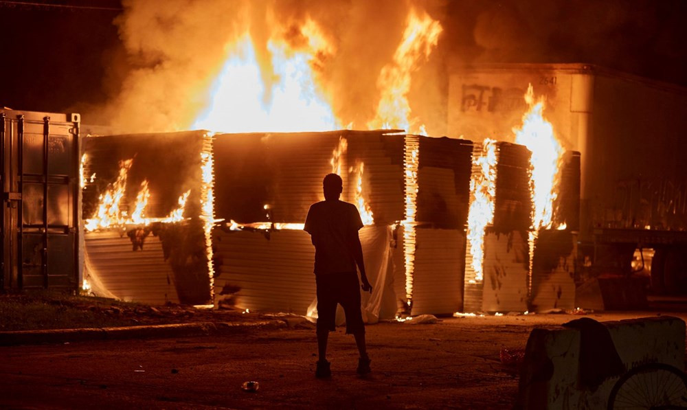 ABD alev alev! Polis müdürlüğü binasını ateşe verdiler