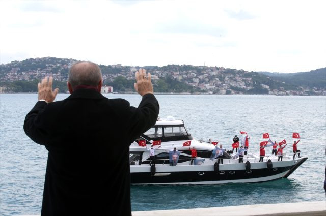 Erdoğan, Boğaz'dan geçen tekneleri selamladı