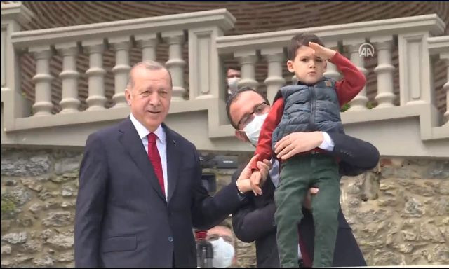Erdoğan, Boğaz'dan geçen tekneleri selamladı