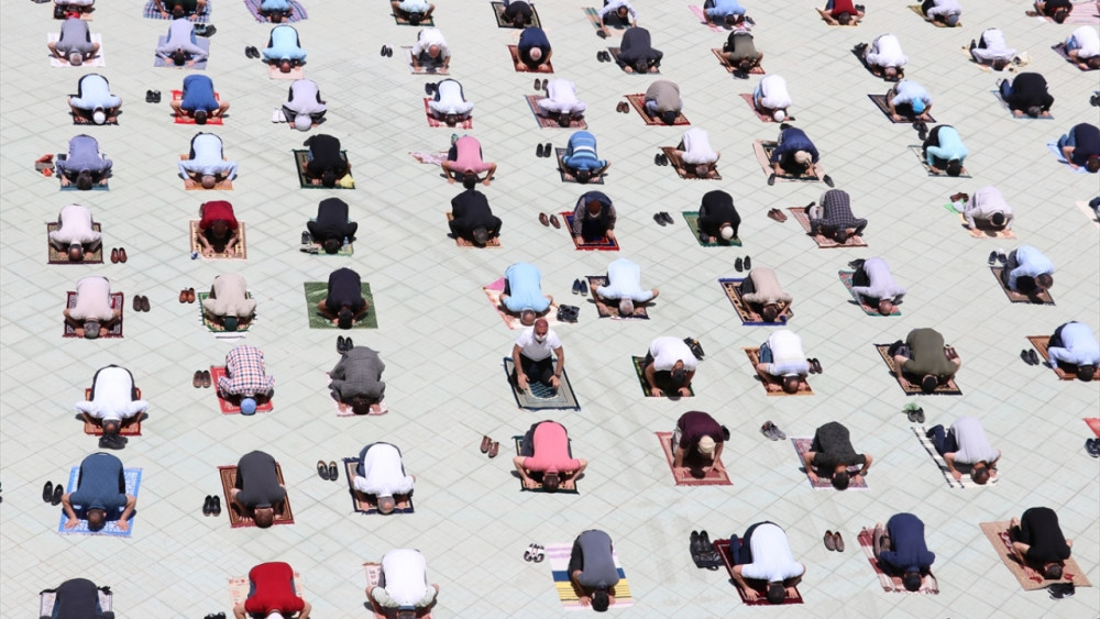 2,5 ay sonra ilk cuma namazı böyle kılındı