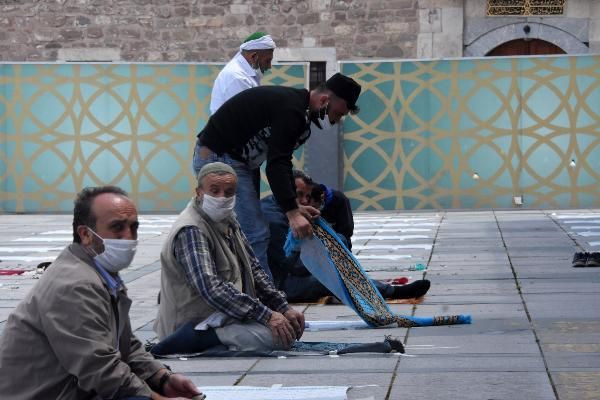 Cuma namazı için 300 bin tek kullanımlık seccade dağıtıldı