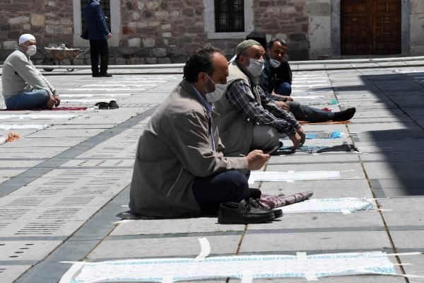 Cuma namazı için 300 bin tek kullanımlık seccade dağıtıldı