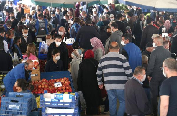Pazarlarda sosyal mesafe hiçe sayıldı