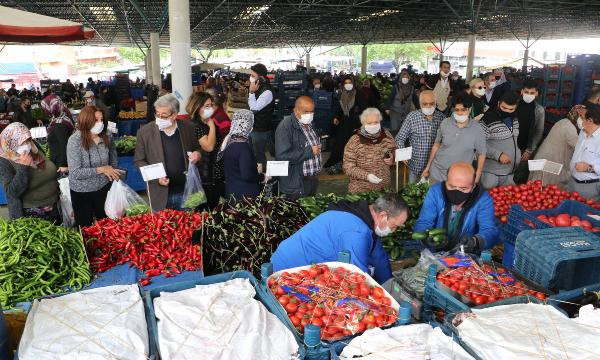 Pazarlarda sosyal mesafe hiçe sayıldı