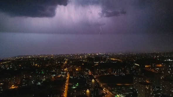 İstanbul'da şimşekler geceyi aydınlattı! İnanılmaz görüntüler