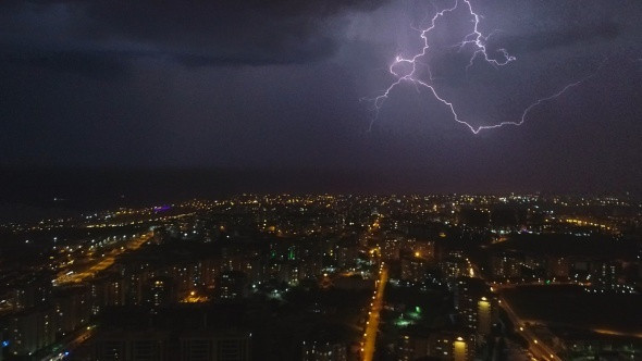 İstanbul'da şimşekler geceyi aydınlattı! İnanılmaz görüntüler