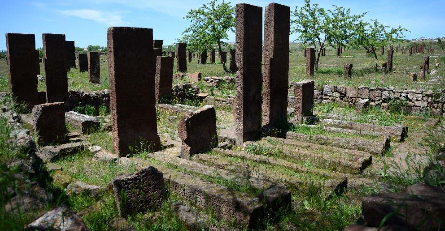 ''Nemrut Krater Gölü'' ile ''Selçuklu Meydan Mezarlığı'' bomboş kaldı