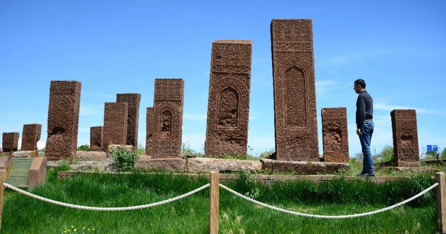 ''Nemrut Krater Gölü'' ile ''Selçuklu Meydan Mezarlığı'' bomboş kaldı