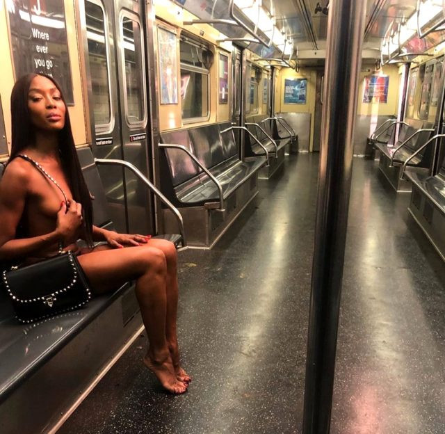 Naomi Campbell, metroda çırılçıplak poz verdi