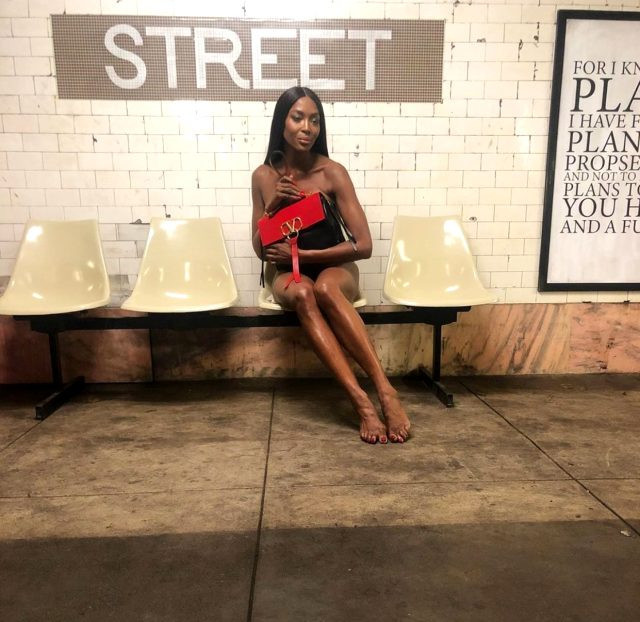 Naomi Campbell, metroda çırılçıplak poz verdi