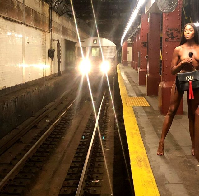 Naomi Campbell, metroda çırılçıplak poz verdi