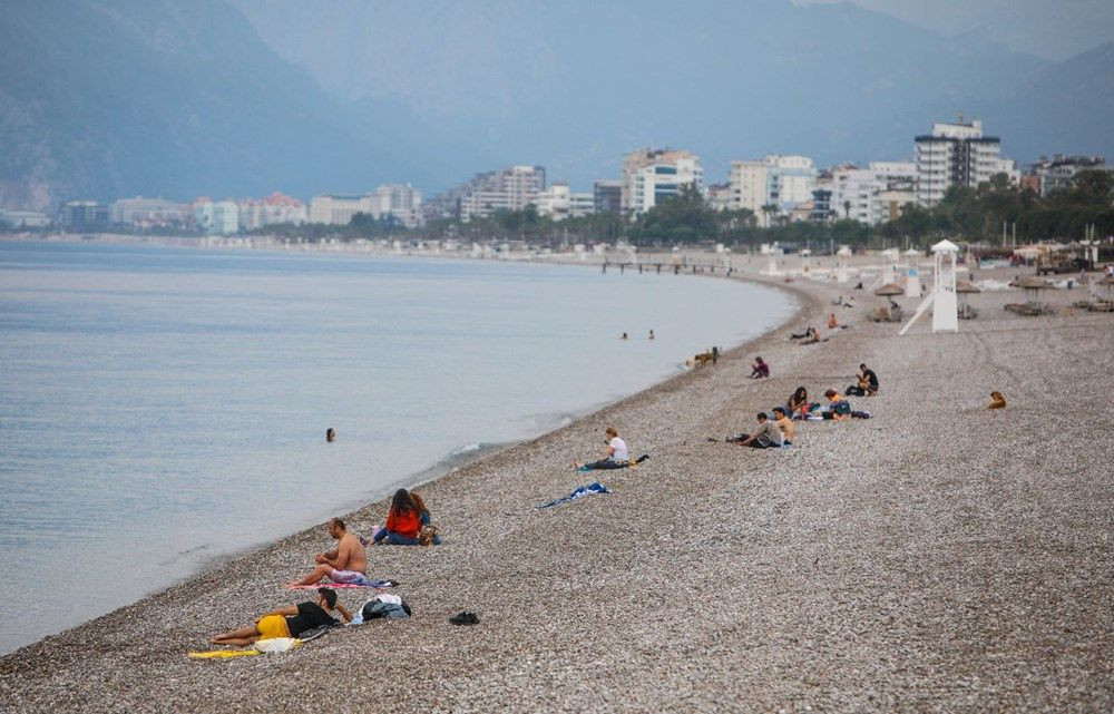 Yasak kalktı, bazı Antalyalılar denize koştu!