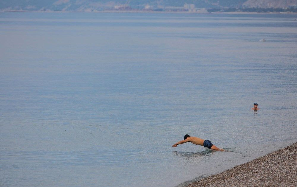 Yasak kalktı, bazı Antalyalılar denize koştu!