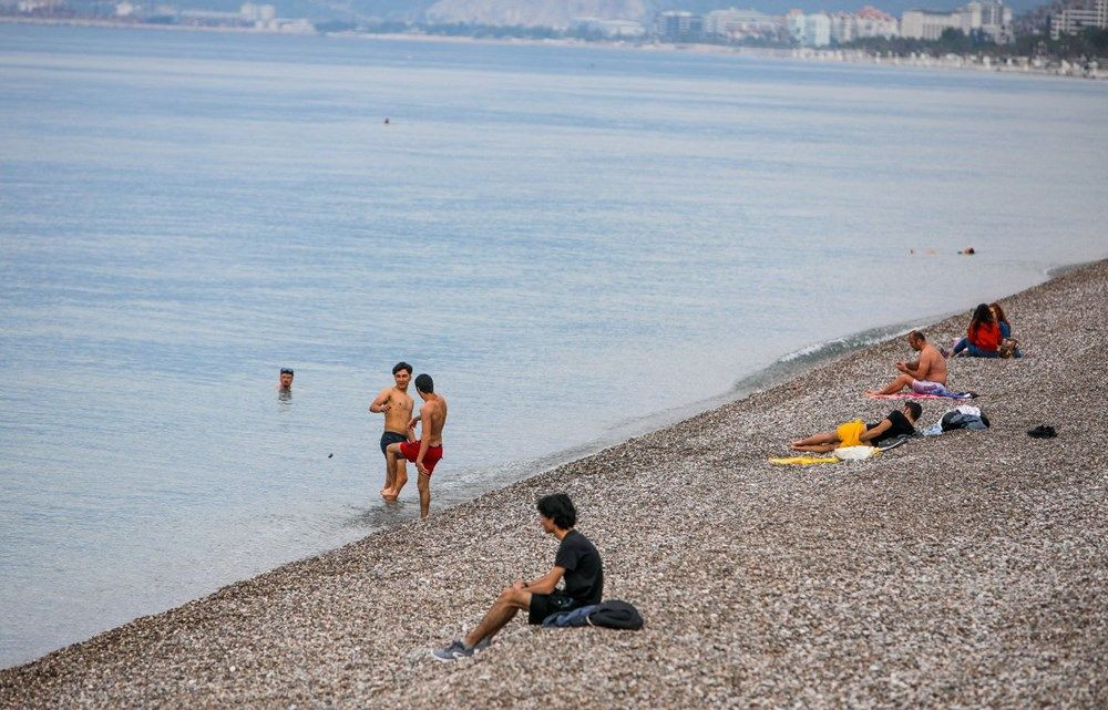 Yasak kalktı, bazı Antalyalılar denize koştu!
