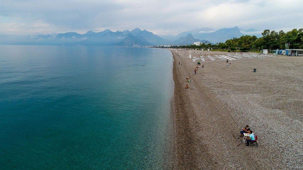 Yasak kalktı, bazı Antalyalılar denize koştu!