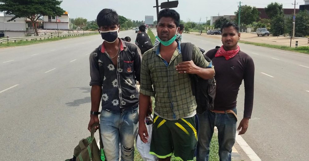 Hindistan'da yaşama umudu! Binlerce kilometre yolu böyle geçiyorlar
