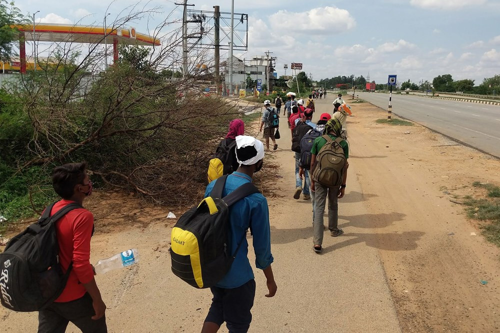 Hindistan'da yaşama umudu! Binlerce kilometre yolu böyle geçiyorlar