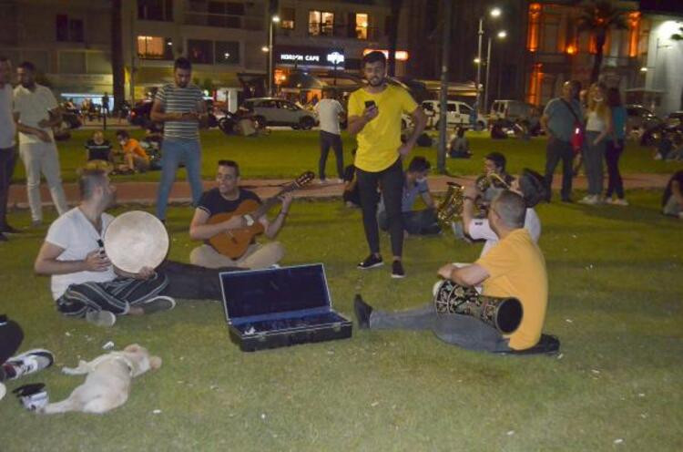 İzmir'de korkutan kalabalık