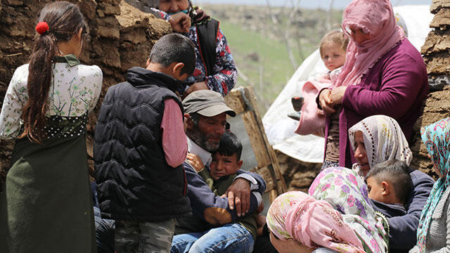 Tandıra düşen kızını kurtarmak istedi, yanarak can verdi